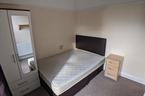 2 bedroom flat to rent, Derby Road, Manchester M14