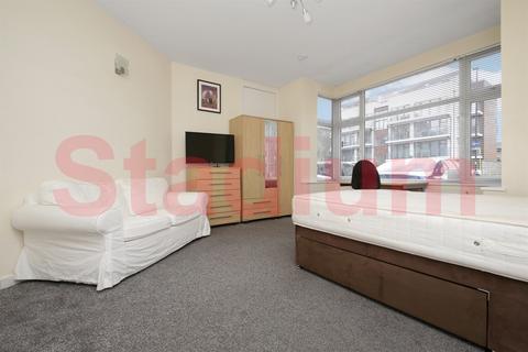 3 bedroom ground floor flat to rent, Caledonian Road, London N7 - EPC Rating C