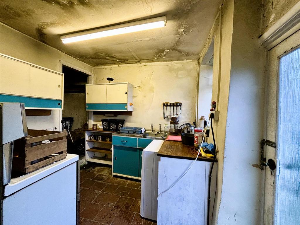 Kitchen 2.jpeg