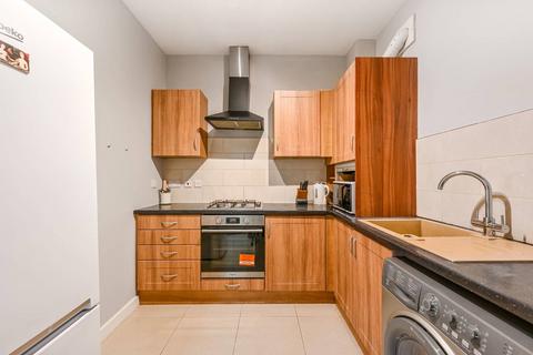 3 bedroom flat to rent, Caledonian Road, Holloway, London, N7