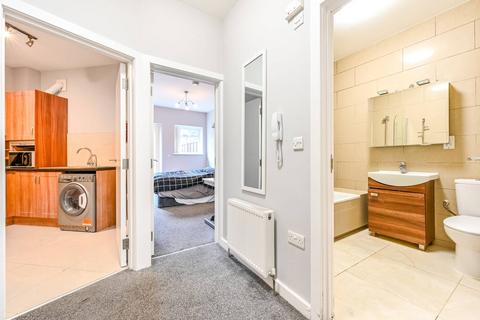 3 bedroom flat to rent, Caledonian Road, Holloway, London, N7