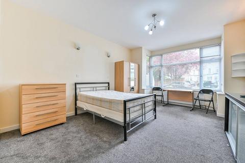 3 bedroom flat to rent, Caledonian Road, Holloway, London, N7