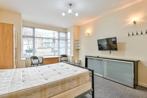 3 bedroom flat to rent, Caledonian Road, Holloway, London, N7