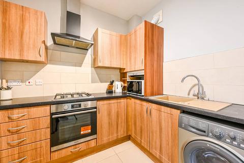 3 bedroom flat to rent, Caledonian Road, Holloway, London, N7