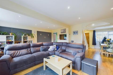10 Brompton Close, Aylesbury, HP19 9JY