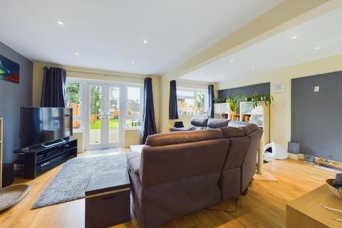 10 Brompton Close, Aylesbury, HP19 9JY