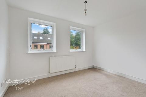 3 bedroom terraced house for sale, Menotti Street, London