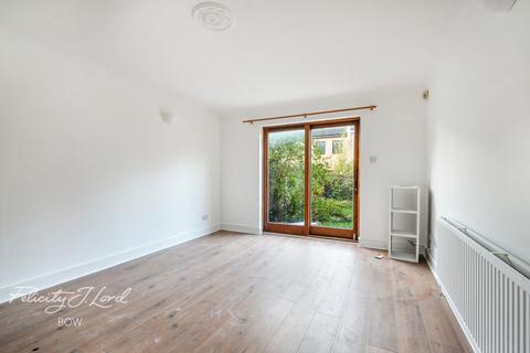 3 bedroom terraced house for sale, Menotti Street, London