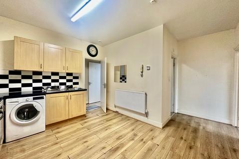 1 bedroom flat to rent, Caxton Road, SW19