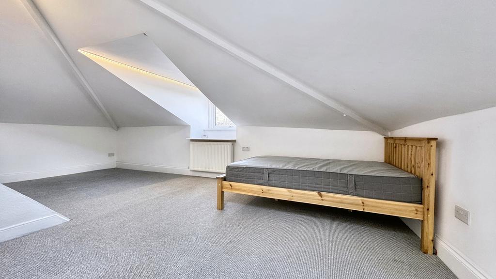A bright and inviting single bedroom with a coz...