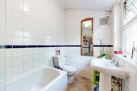 4 bedroom terraced house to rent, Clinton Road, London E3