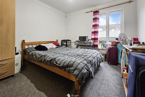 2 bedroom flat for sale, Dominion Close, Hounslow TW3