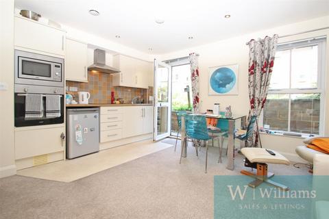 3 bedroom flat for sale, Ampthill House, East Hill Road, Ryde