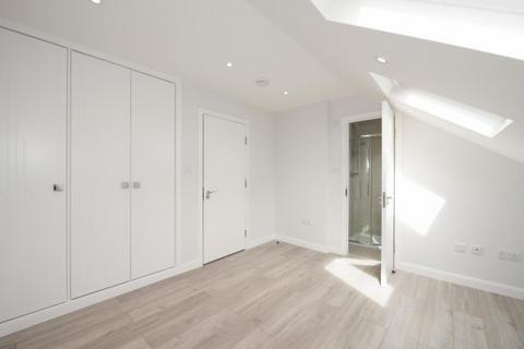 3 bedroom maisonette to rent, Upper Clapton Road, London, E5