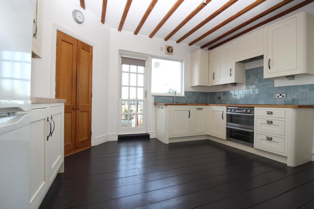 Muswell Hill Broadway, London, N10 2 bed apartment - £2,100 pcm (£485 pw)