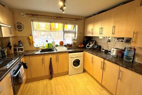 2 bedroom flat for sale, Winchester Street, Farnborough GU14