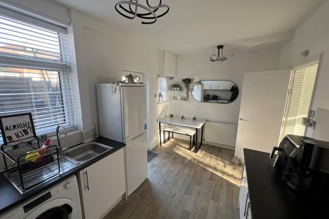 2 bedroom mews to rent, Colwyn Crescent, Stockport