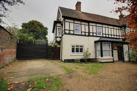 3 bedroom semi-detached house to rent, Malthouse Yard, Reepham