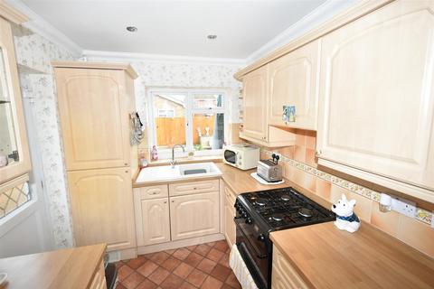 2 bedroom bungalow for sale, Dewyk Road, Canvey Island SS8