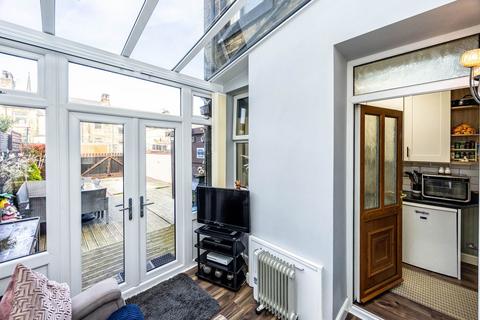 16 South Parade, Elland, HX5 0NP