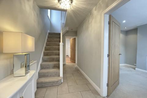 3 bedroom semi-detached house to rent, Elmridge Drive, Hale Barns, Altrincham, Cheshire, WA15