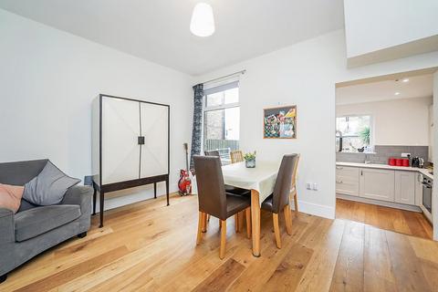 4 bedroom terraced house to rent, Belton Road, London N17