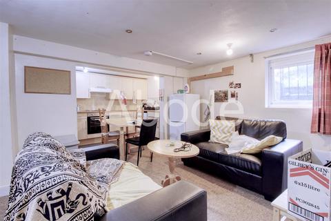 3 bedroom house to rent, Royal Park Avenue, Hyde Park, Leeds