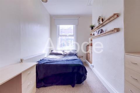 3 bedroom house to rent, Royal Park Avenue, Hyde Park, Leeds