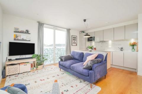 2 bedroom flat to rent, Cowleaze Road, KT2