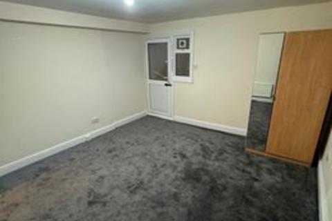 2 bedroom flat to rent, Stanley Road, Ilford, Essex, IG1