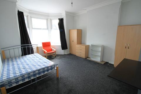 5 bedroom semi-detached house to rent, Beeston Road, Nottingham NG7