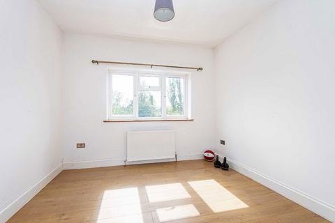 Studio to rent, Pinner Road, Harrow HA1