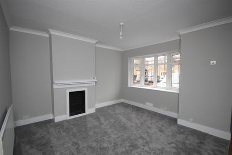 2 bedroom cottage to rent, Kings Chase, Brentwood