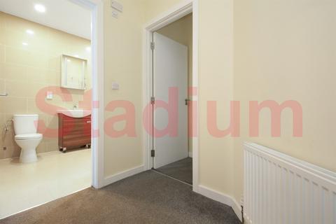 3 bedroom apartment to rent, Caledonian Road, London N7 - EPC Rating C