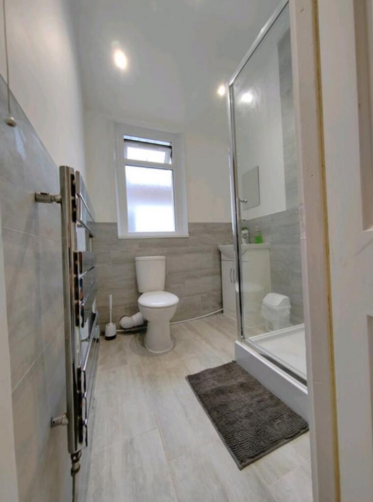 A modern and clean bathroom featuring a spaciou...