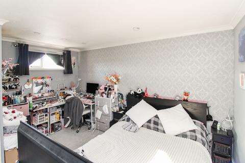 2 bedroom maisonette for sale, Corby Close, Bewbush, Crawley, West Sussex. RH11 6EA