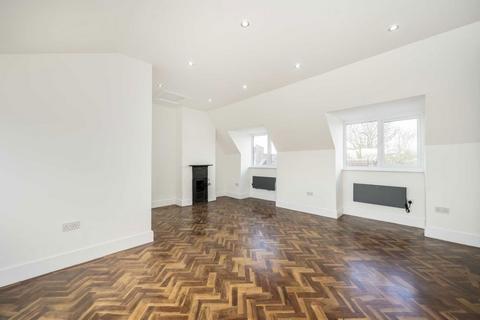 2 bedroom flat to rent, Cricket Lane, Hampton TW12