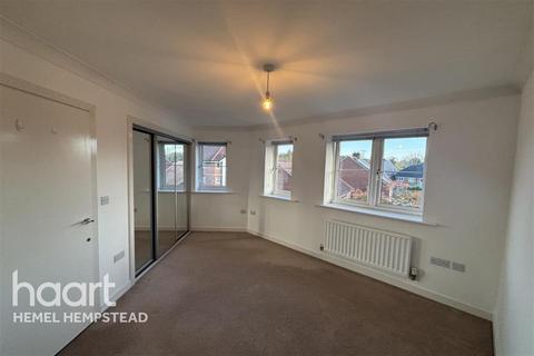 2 bedroom flat to rent, Wharf Way