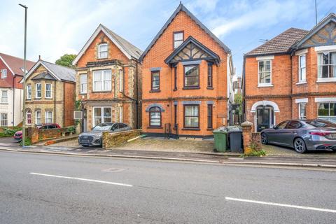 2 bedroom flat to rent, Farnham Road, Guildford, Surrey, GU2