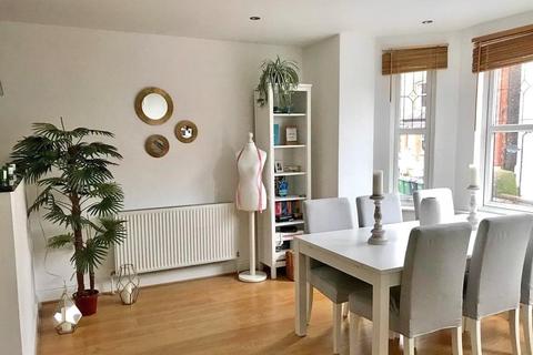 2 bedroom flat to rent, Farnham Road, Guildford, Surrey, GU2