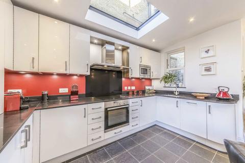 2 bedroom flat to rent, Carminia Road, London SW17