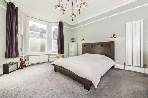 2 bedroom flat to rent, Carminia Road, London SW17