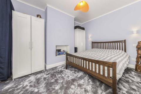 2 bedroom flat to rent, Carminia Road, London SW17