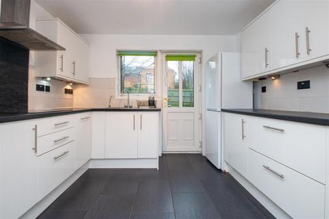 3 bedroom detached house to rent, Booker Avenue, Bradwell Common