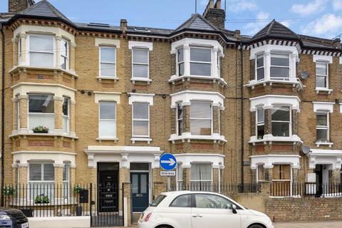 2 bedroom flat to rent, Warriner Gardens, London SW11