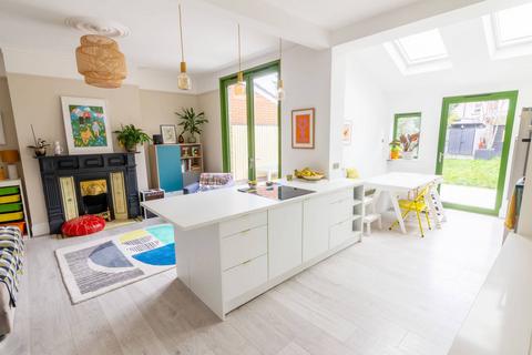 31 Thornsbeach Road, London, SE6 1DZ