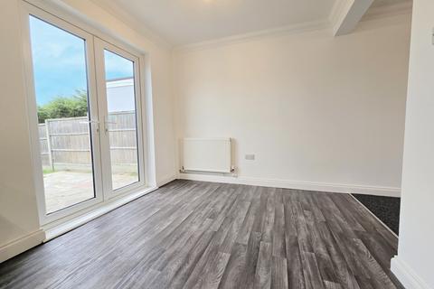 3 bedroom terraced house to rent, Blenheim Chase, Leigh-on-sea, Essex