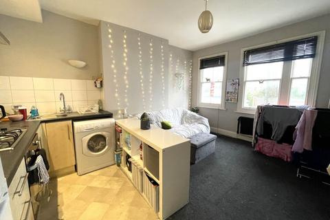 3 bedroom flat to rent, Roundhill Road, Brighton, East Sussex