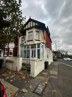 4 bedroom ground floor flat to rent, Audley Road, London NW4