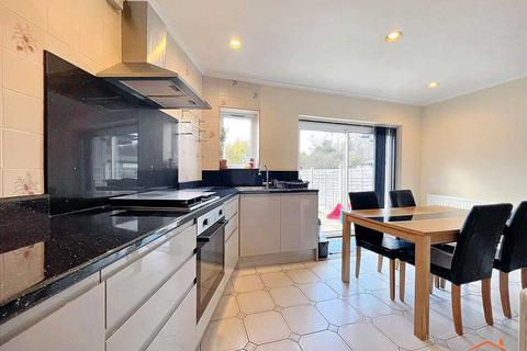 4 bedroom semi-detached house for sale, Kenmore Avenue, Harrow